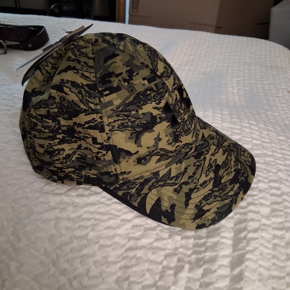 Under Armour Men's Camo hat adjustable - Picture 3 of 6